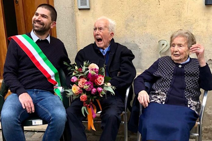 Il Sindaco di Palaia, Marco Gherardini, con Florio e Odette in occasioni dei 101 anni di Florio