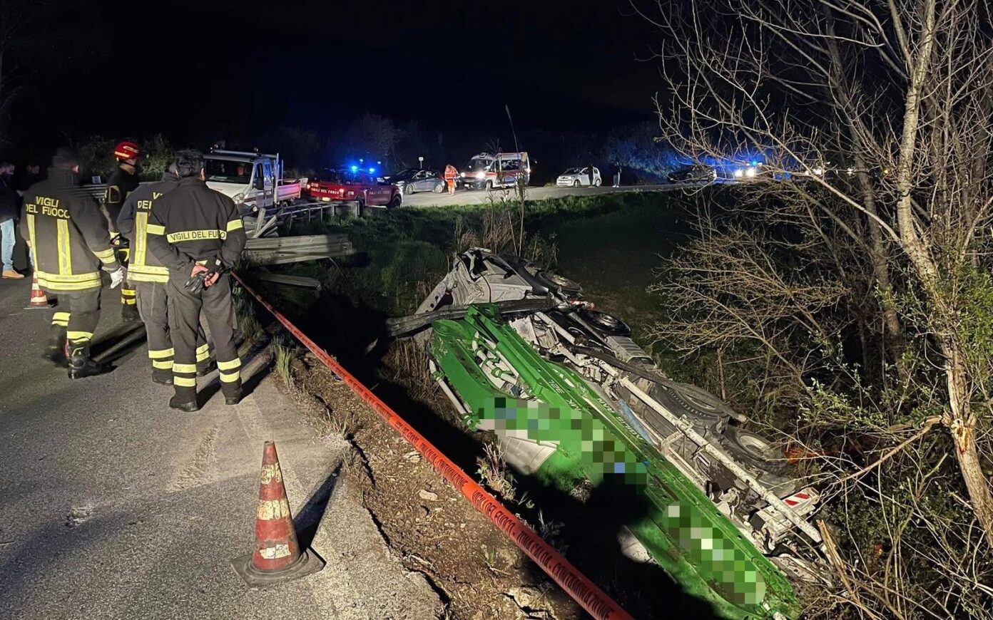Incidente sulla Sarzanese Valdera autobetoniera fuori strada. Un ferito