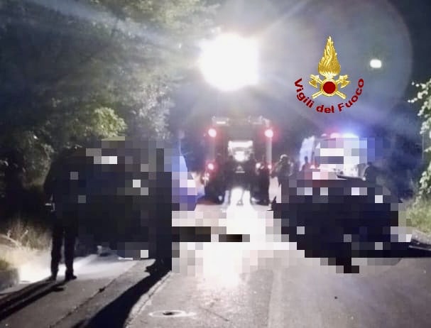 Dramma nella serata, scontro tra auto: un morto e due feriti