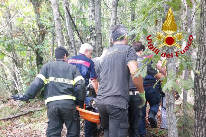 Cade nel bosco e si rompe una gamba: provvidenziali i soccorsi congiunti