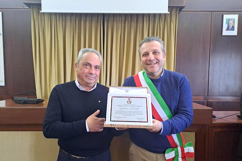 Nella foto: Brigadiere Capo QS Giovanni Paonessa riceve la targa del sindaco Roberto Giannoni