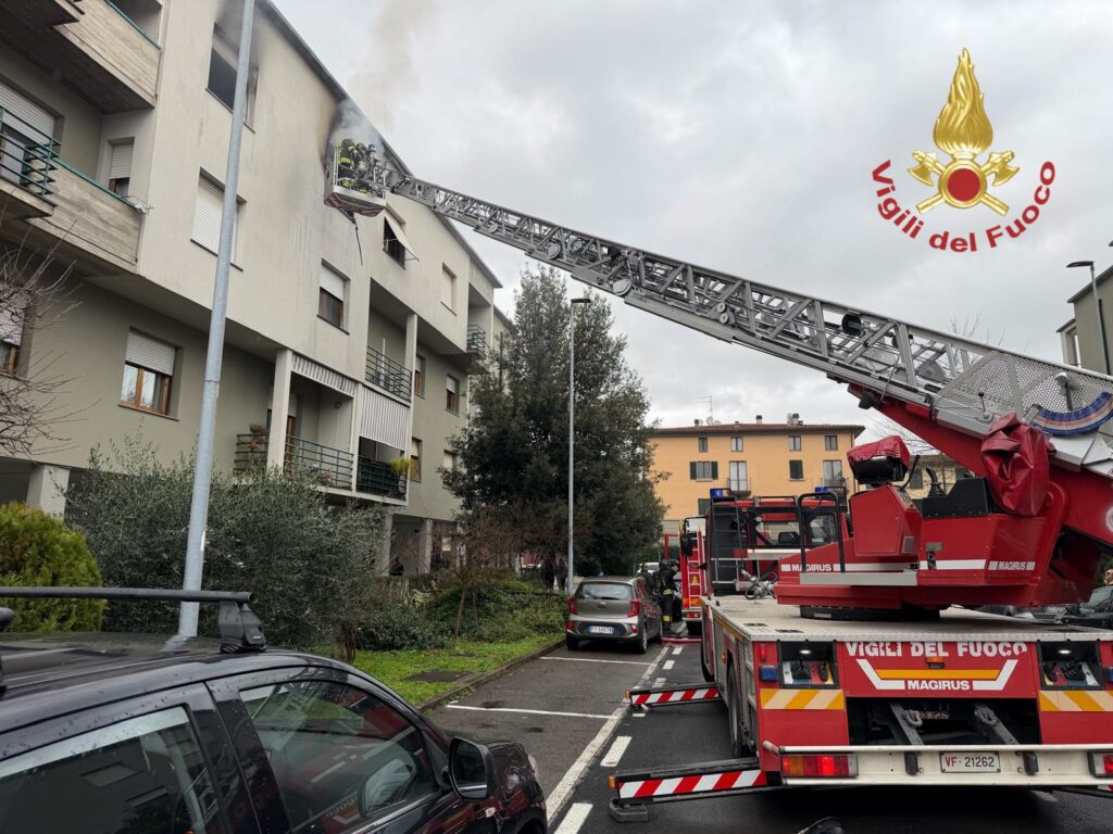 FOTO/ Fiamme devastano un appartamento: uomo trovato senza vita
