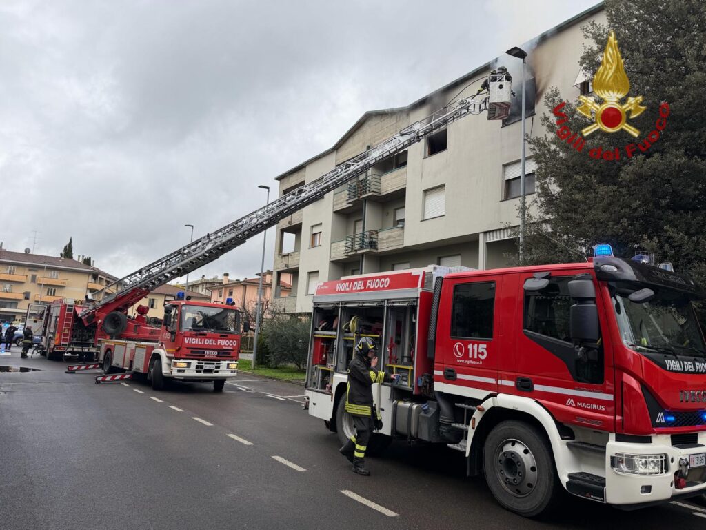 FOTO/ Fiamme devastano un appartamento: uomo trovato senza vita