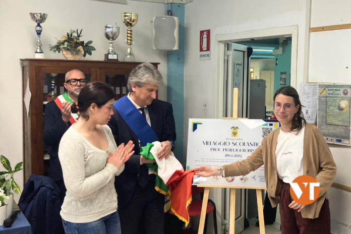 Svelata la targa che intitola il villaggio scolastico di Pontedera al Prof. Robino. Foto VTrend